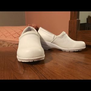 Nursing shoes